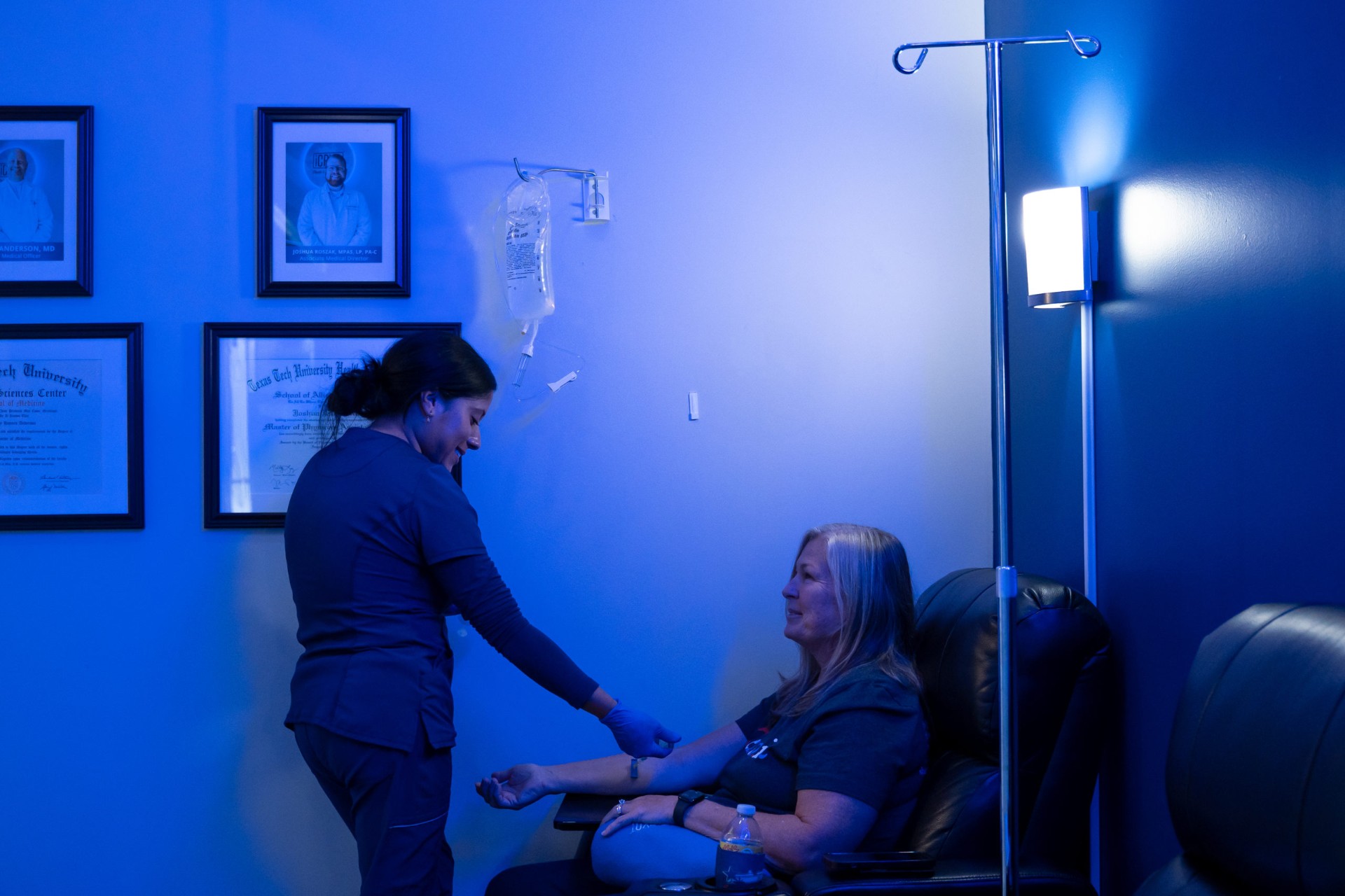 iCRYO Westminster guest relaxing during a NAD+ IV treatment