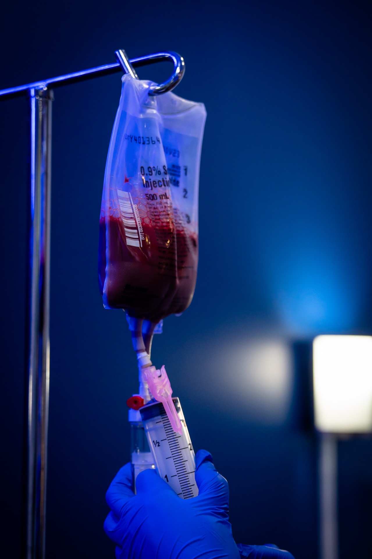 iCRYO Westminster RN preparing an ozone UV IV reinfusion